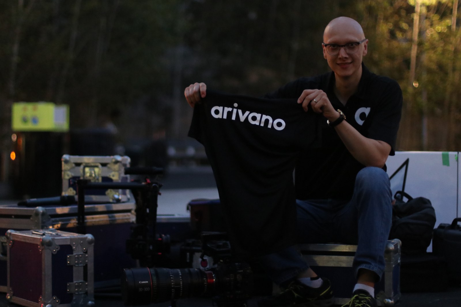 Moe holding an Arivano shirt